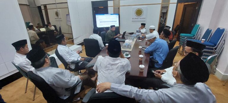 Ketua Umum MUI memimpin rapat dewan fatwa terkait senjata tajam