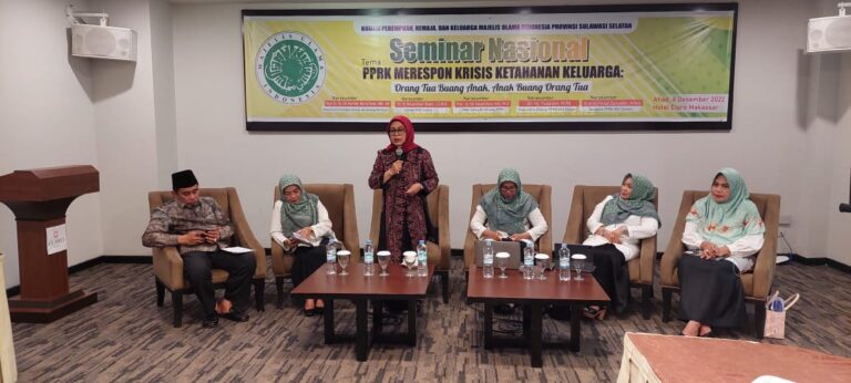 Nyai Ma'rifah Amin Ma'ruf saat menjadi keynote speaker pada Seminar Nasional PPRK MUI Sulsel